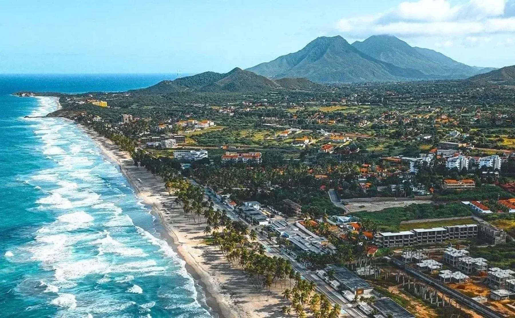 Vista aerea de Playa El Agua, Isla de Margarita
